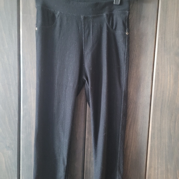2 for 1 - Identical Capri pants. Sz M - Picture 2 of 4